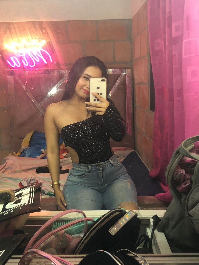 Mia, 27