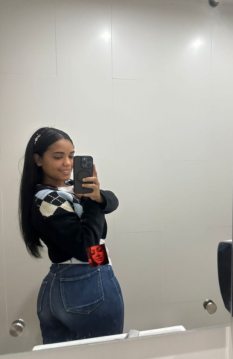 Nayeli Velez, 25