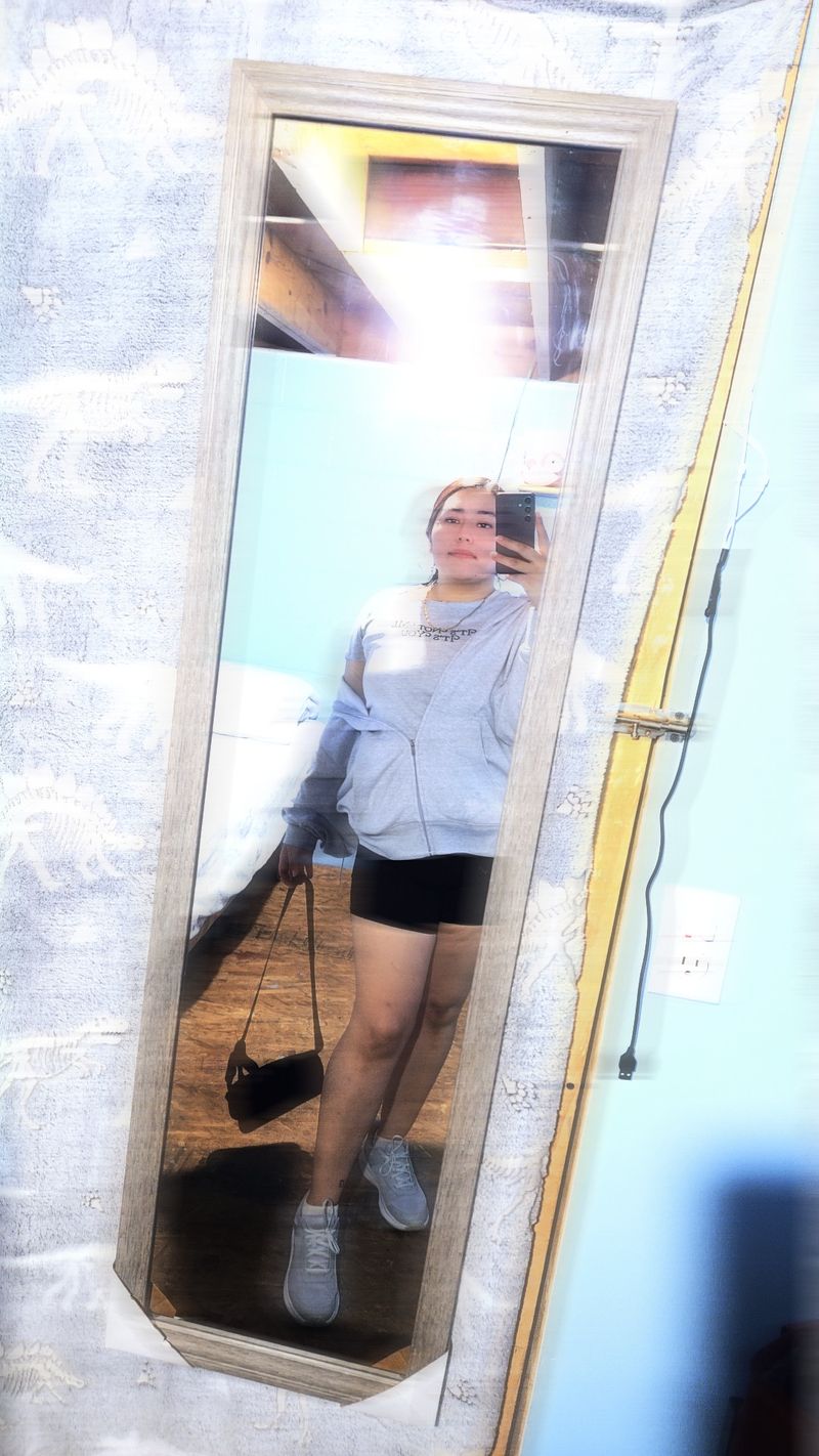 Yamely, 25