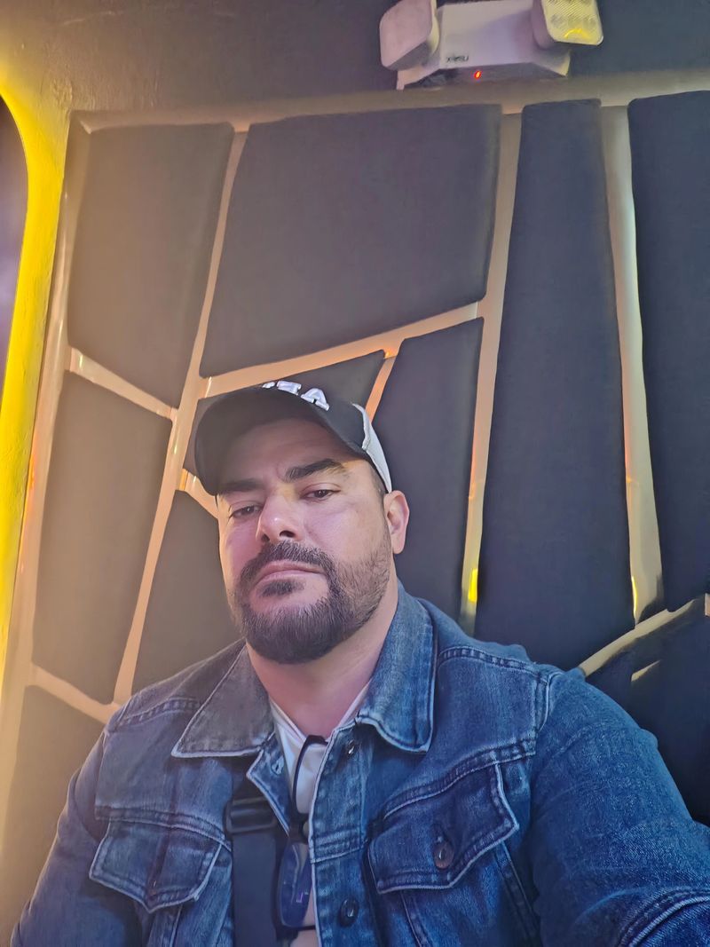 Carlos, 48