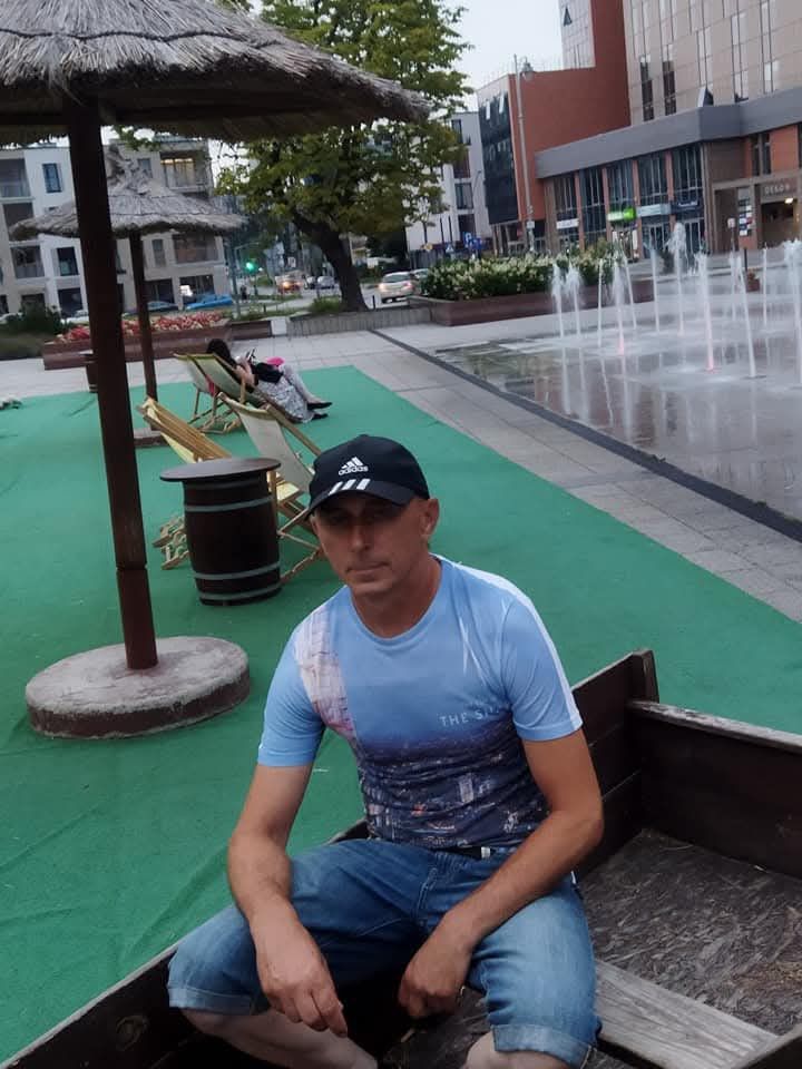 Dariusz, 49