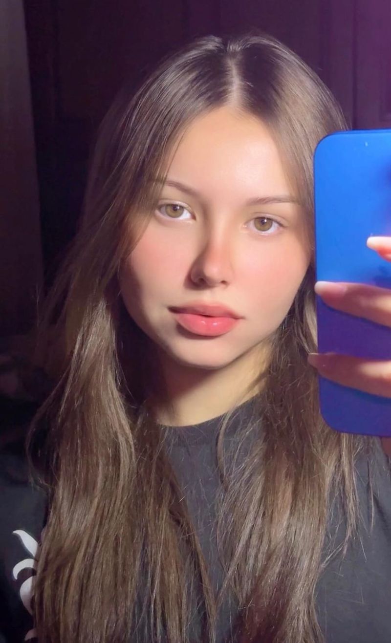 Laura, 20