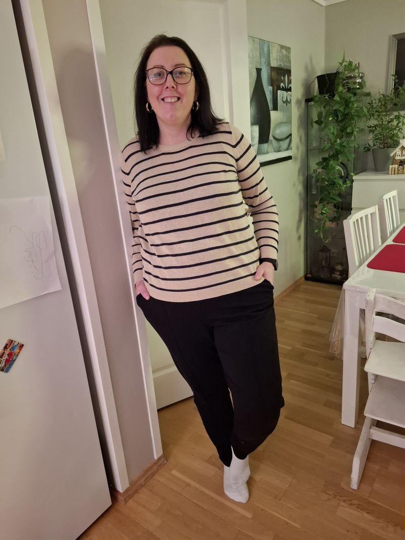 Anna, 37