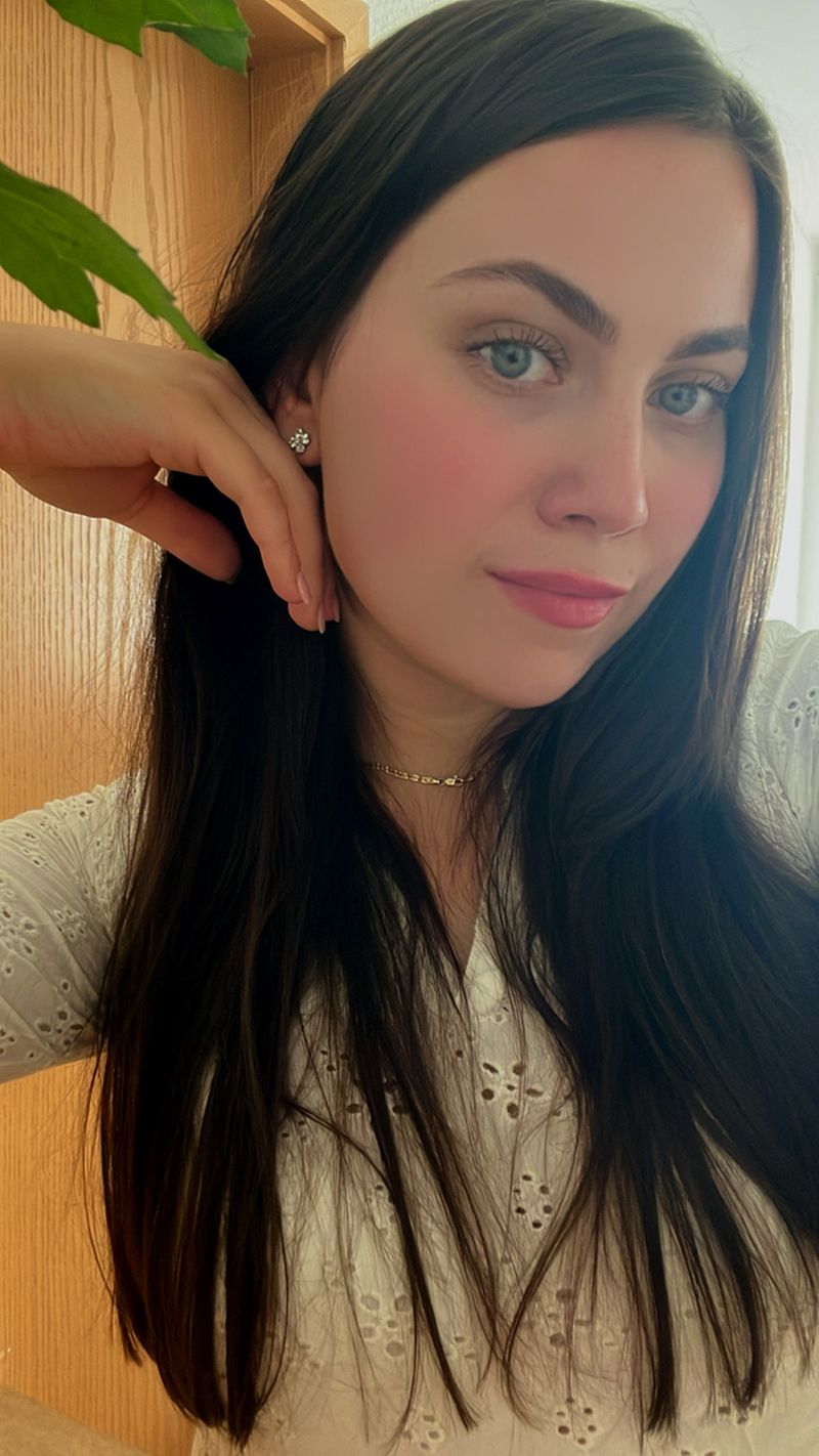 Viktoria, 26