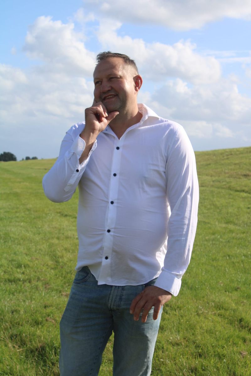 Dariusz, 53