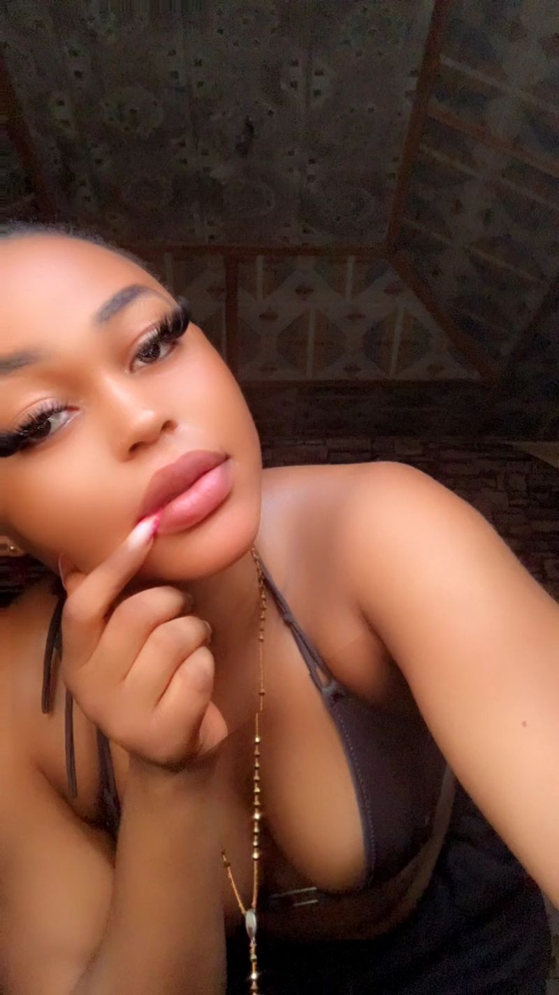 Bella, 22