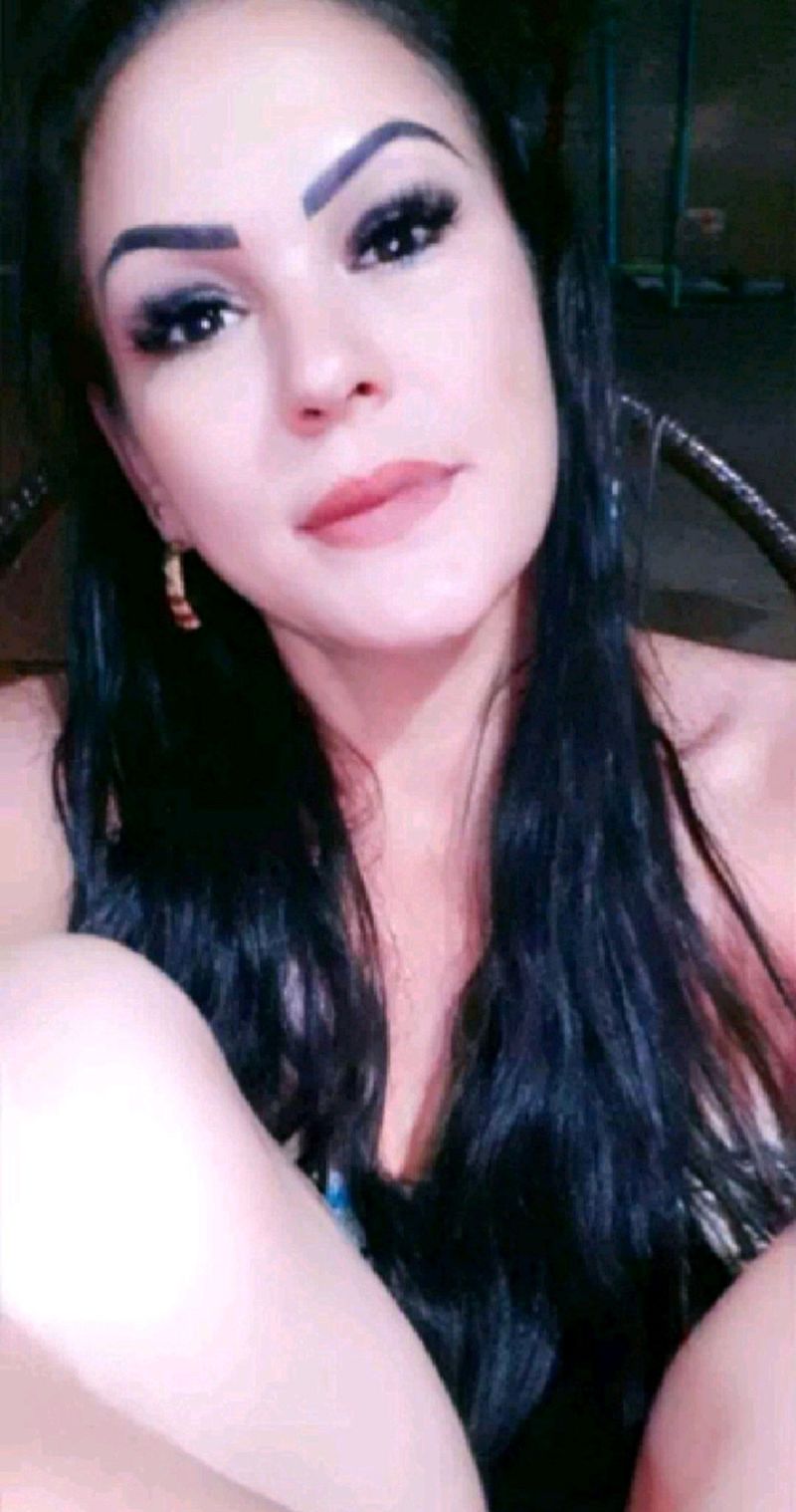 Adriana, 43