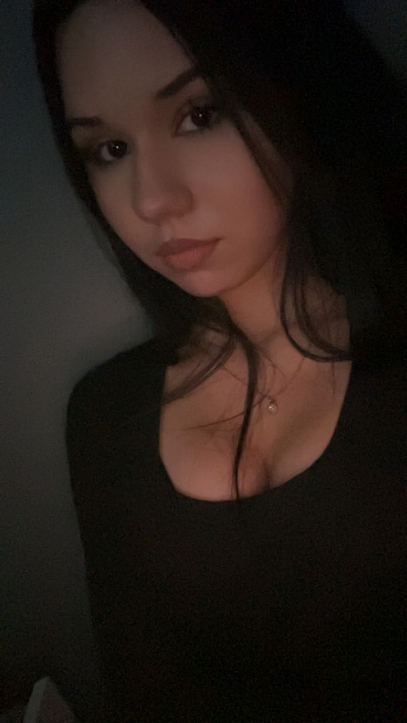 Laura, 18