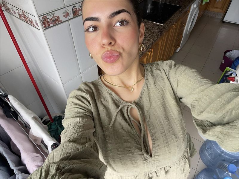 Isabel, 20