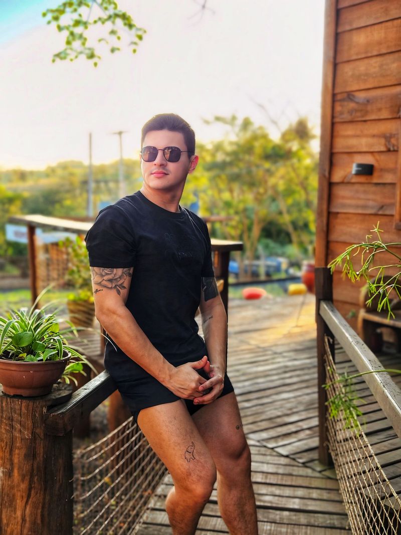 Carlos, 32