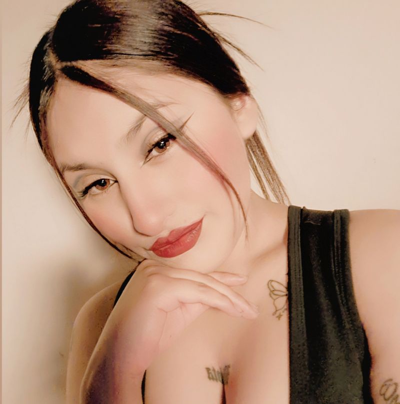 Daniela, 21
