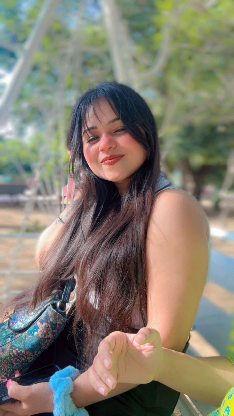Ruhani, 28