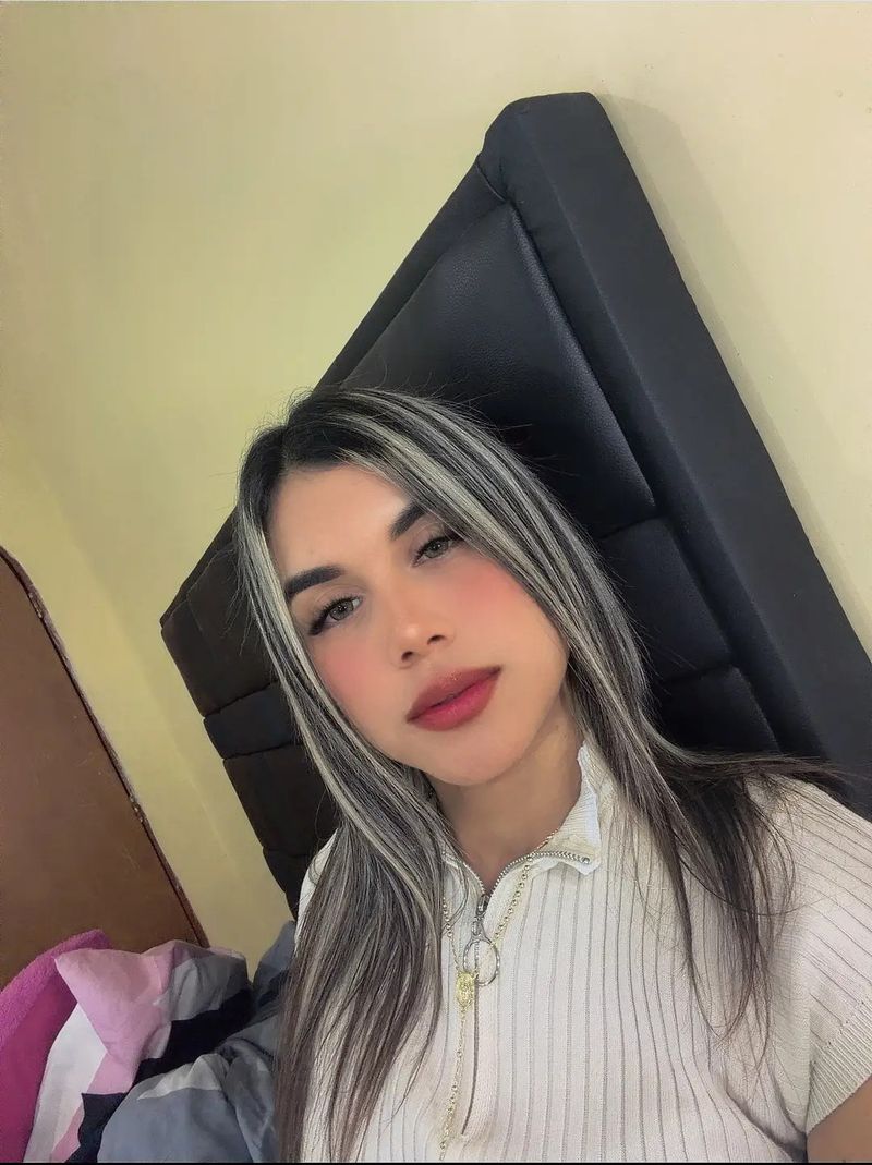 Daniela, 25