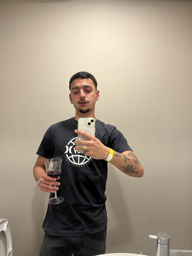 Eduardo, 23