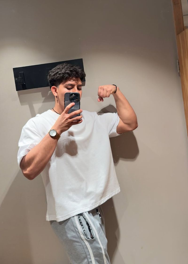 Elias, 23