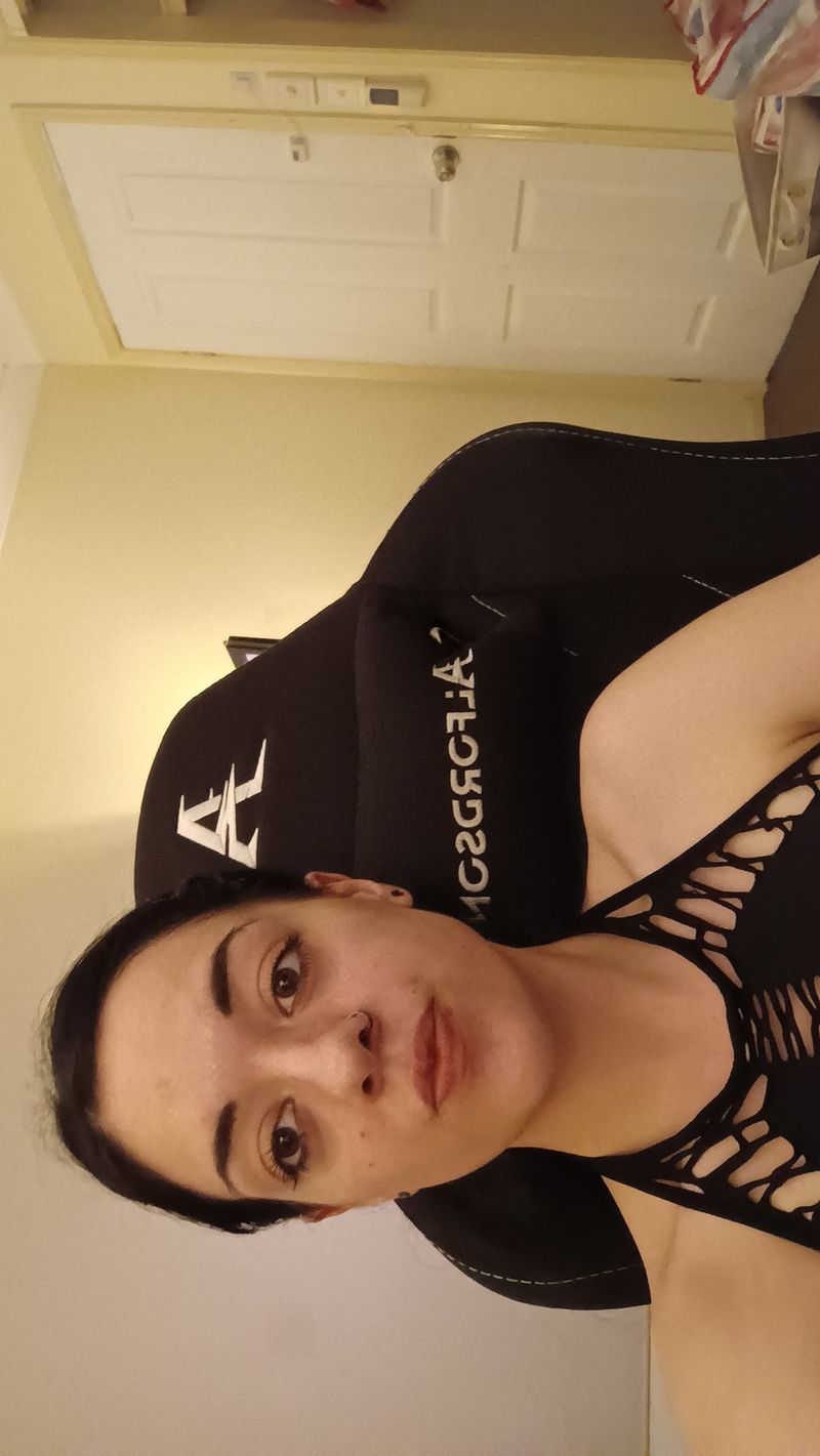 Gabi, 25