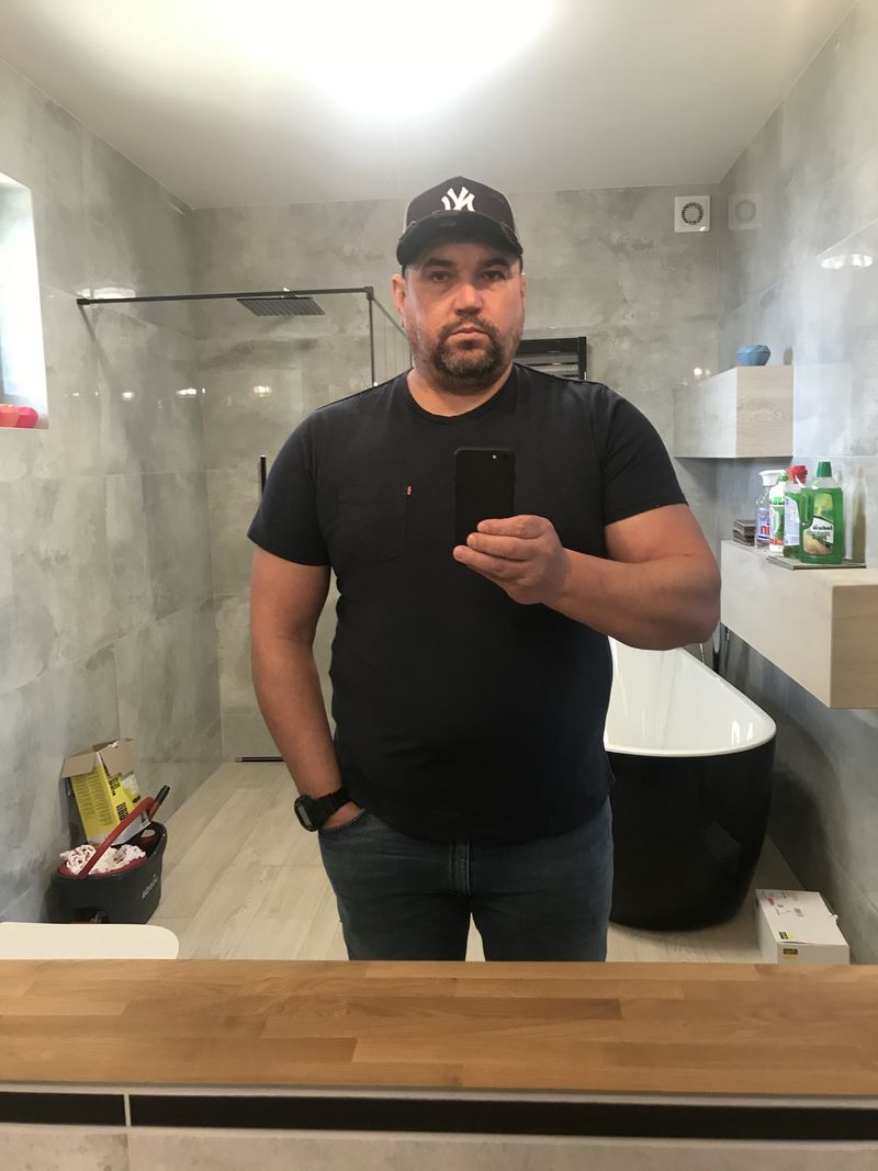 Thomas, 48
