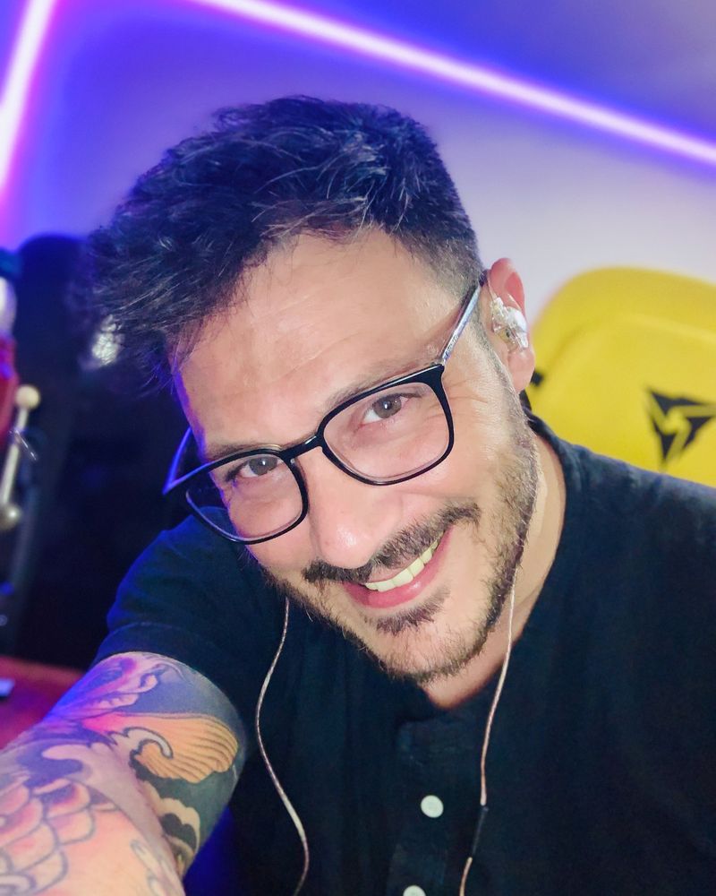Nicolas, 39