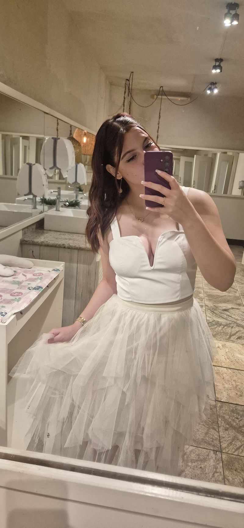 Ana, 23