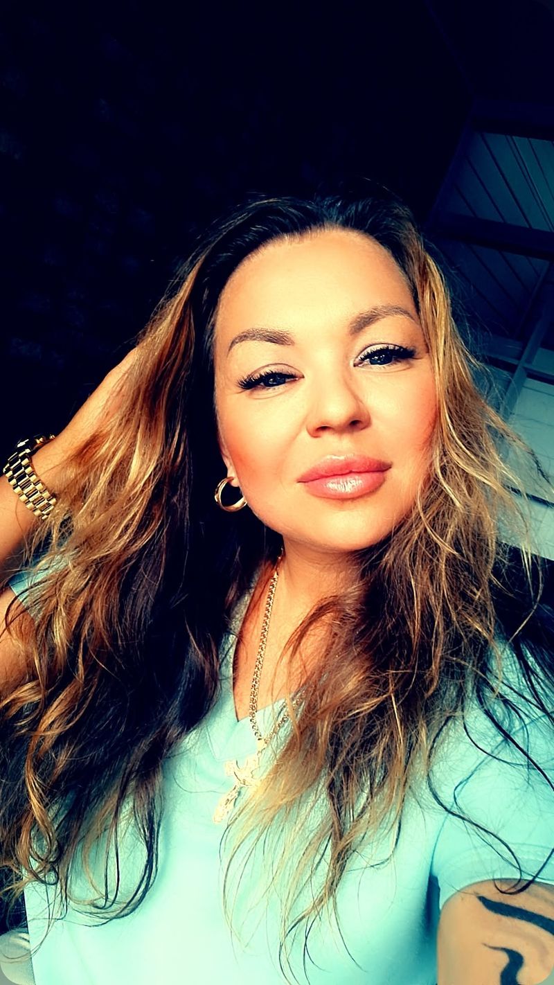 Elena, 44