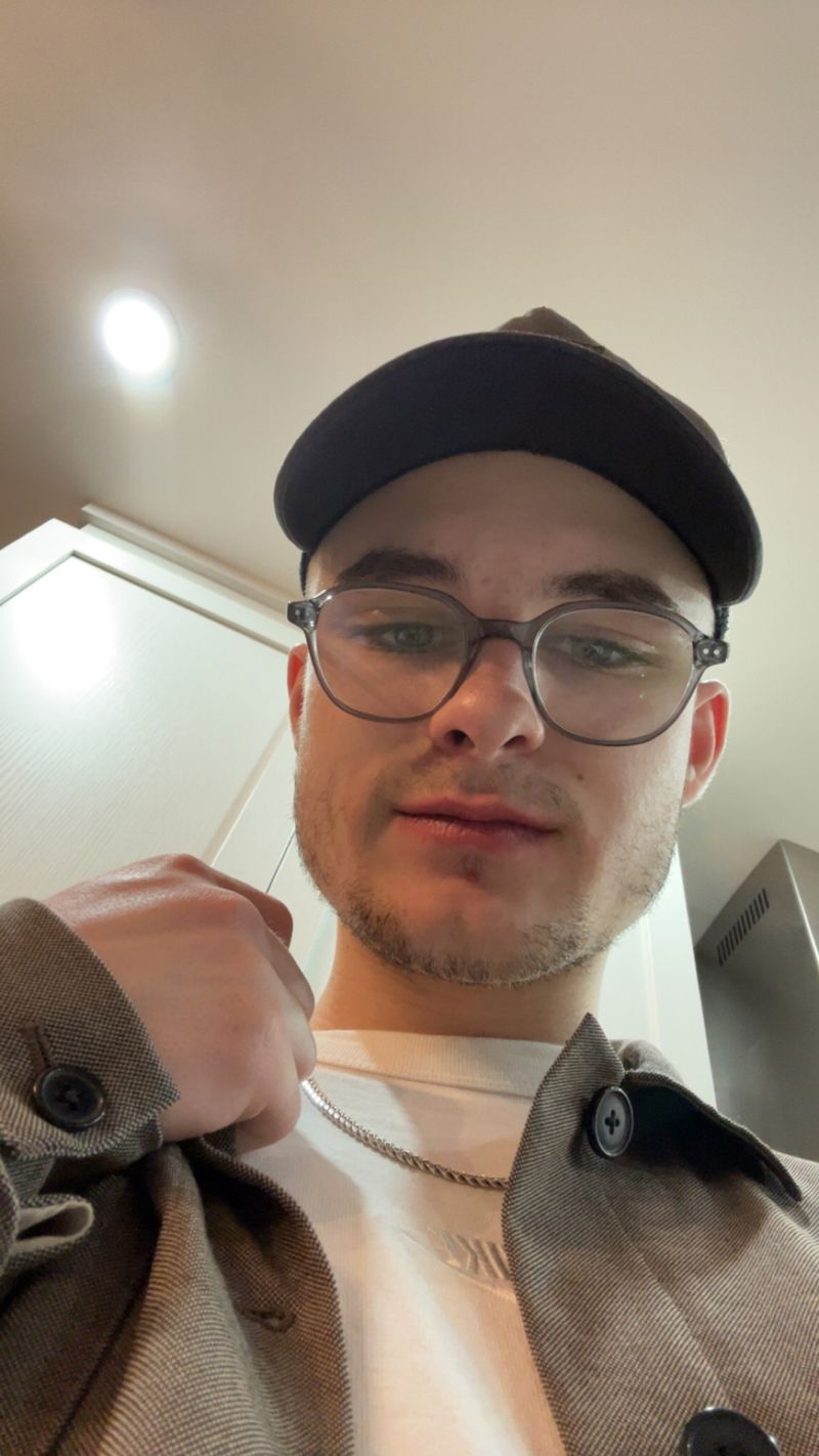 Tom, 21