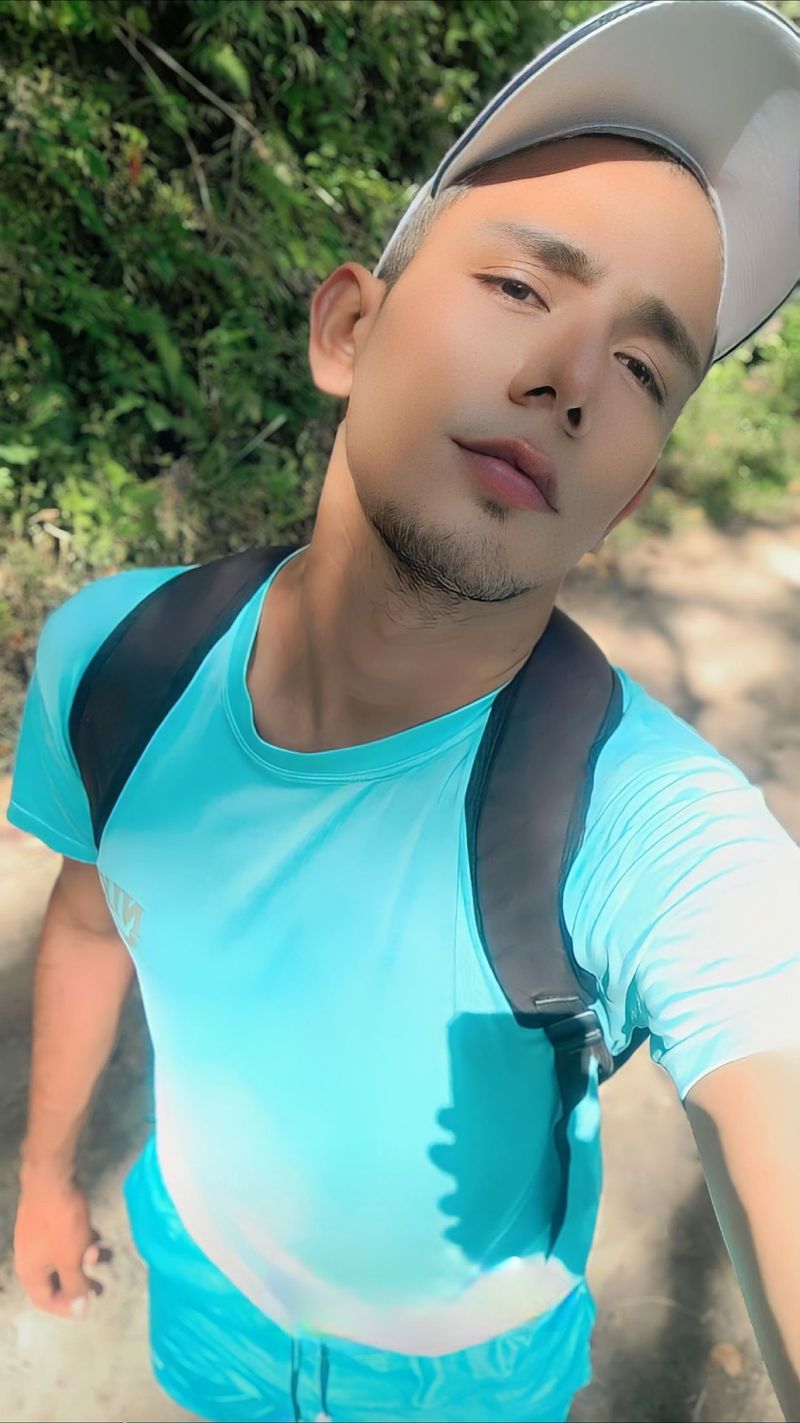 Alejandro, 33