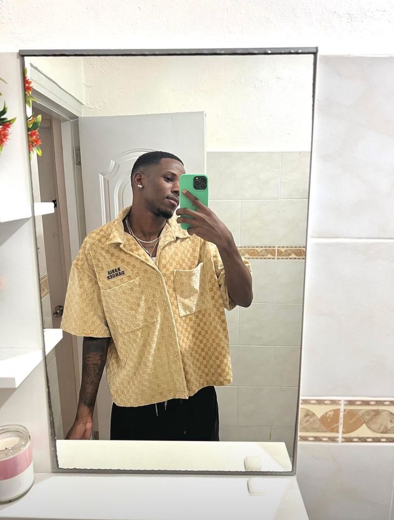 Yunior, 25