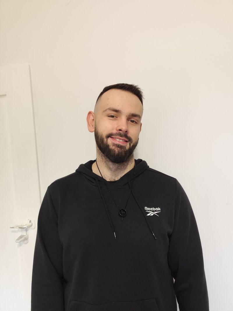 Daniel, 28