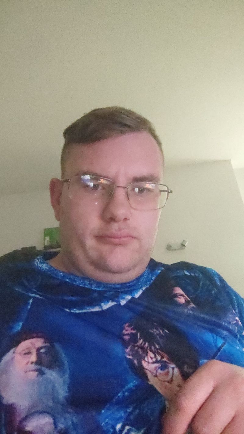 Mickael, 27