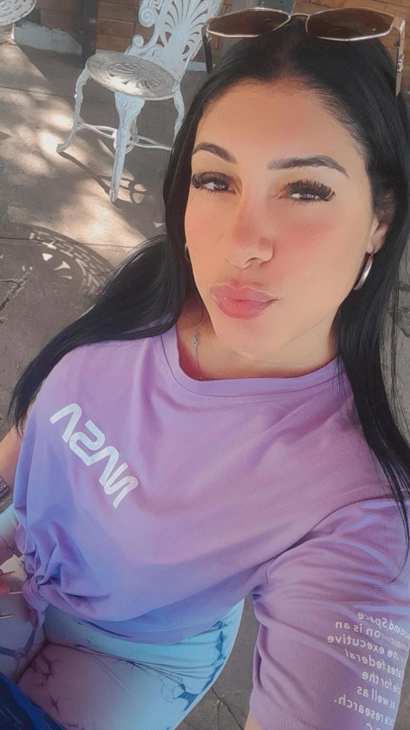 Anele, 32