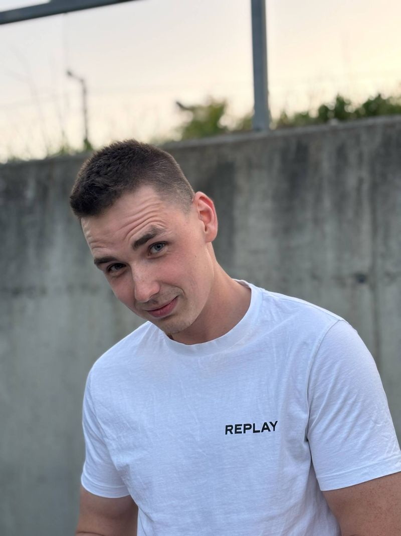 Dominik, 24