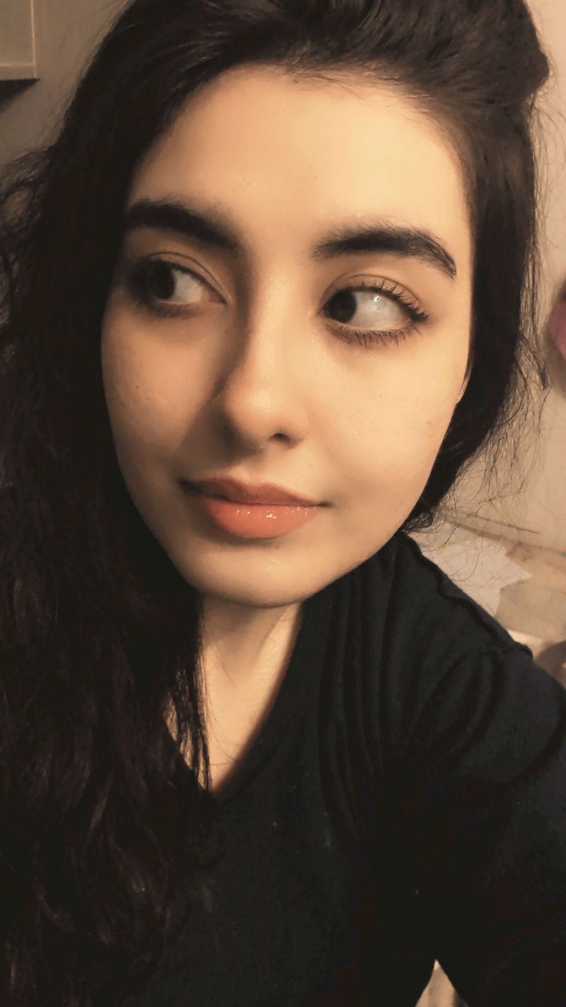 Mia, 21