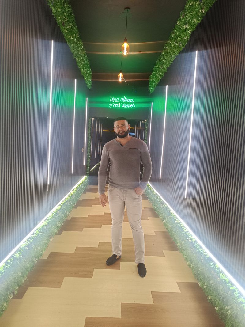 Carlos, 42