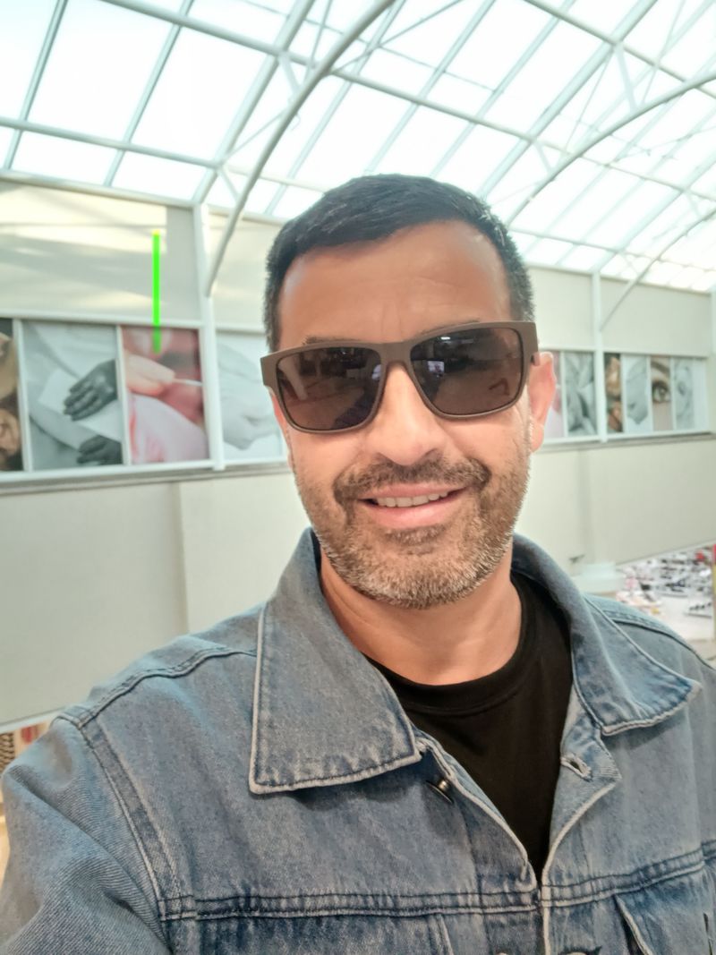 Carlos, 46