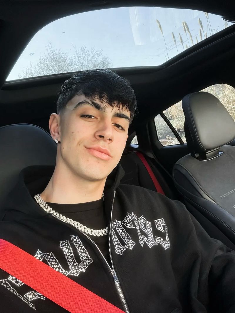 Daniel, 19
