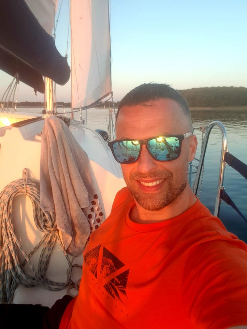 Thomas, 40