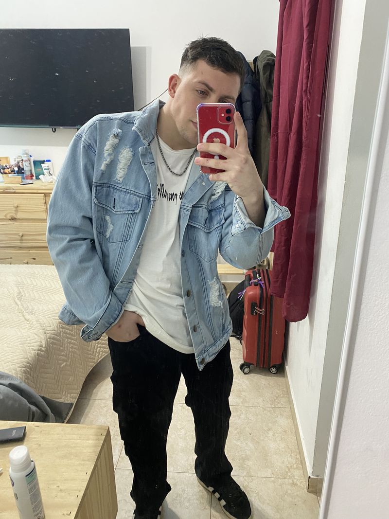 Julian, 25