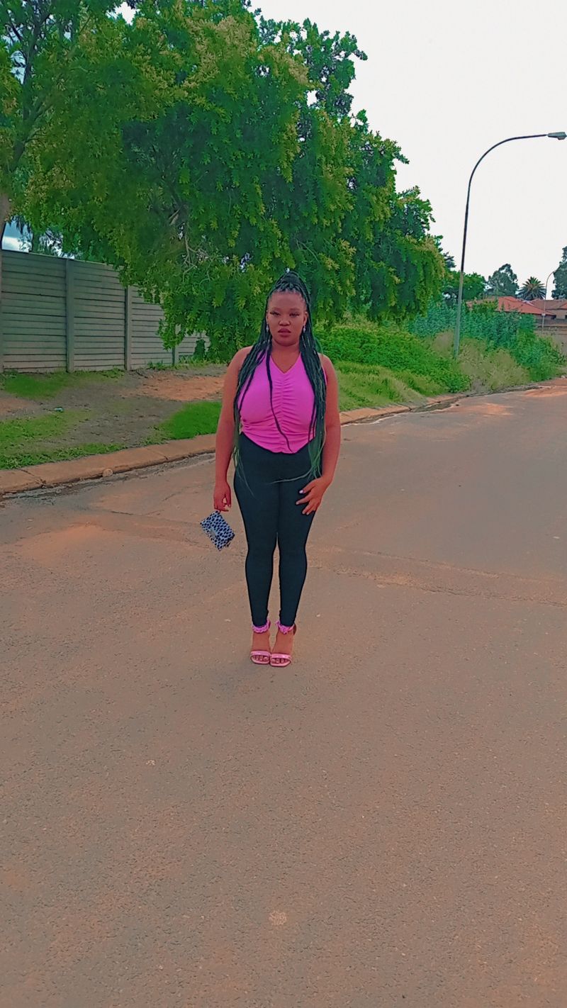 Dineo, 28