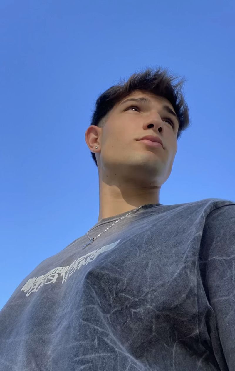 Tomas, 21