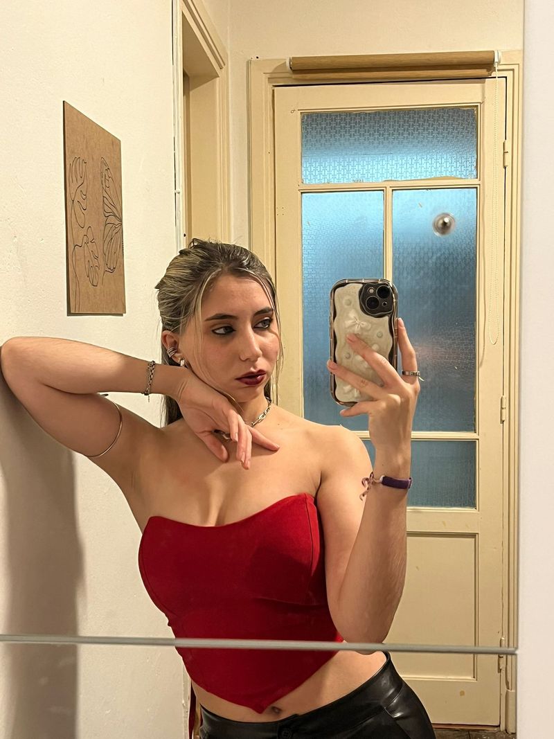 Elizabeth, 19