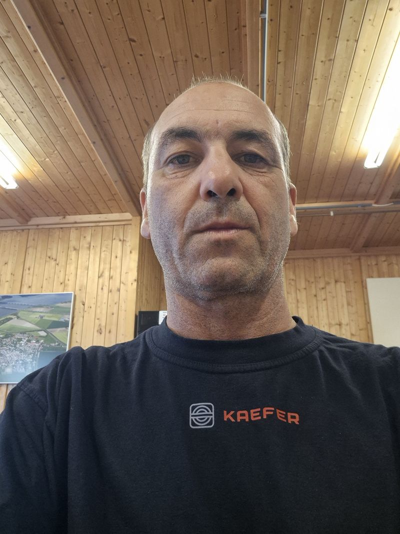 Carlos, 48