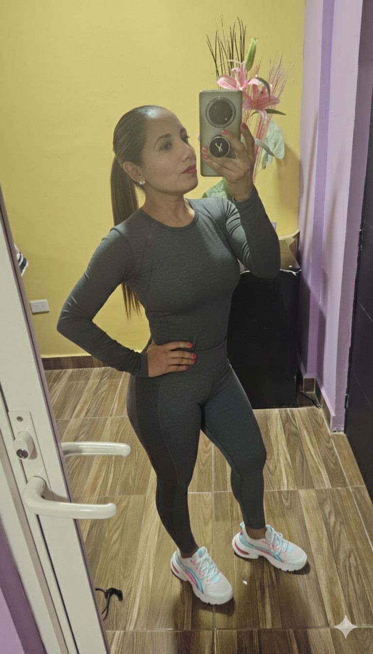 Adriana, 39
