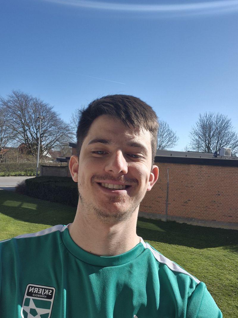 Nikolaj, 24