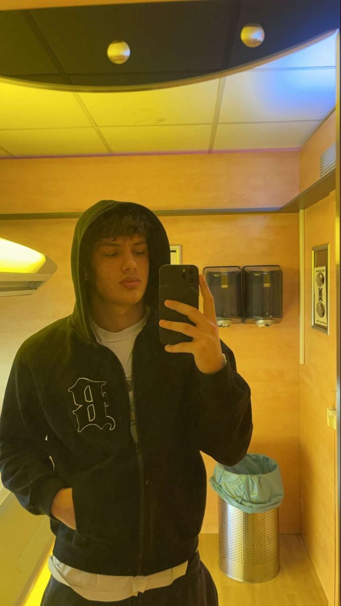 Niko, 24