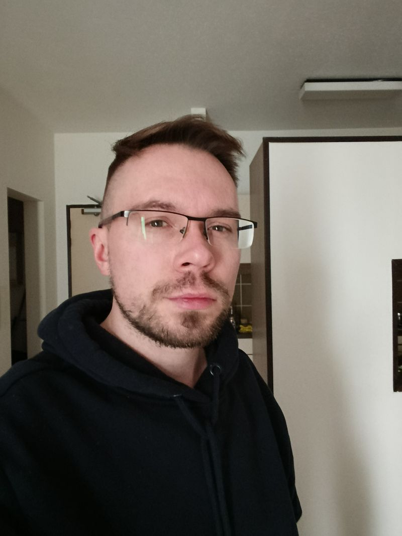 Viktor, 35