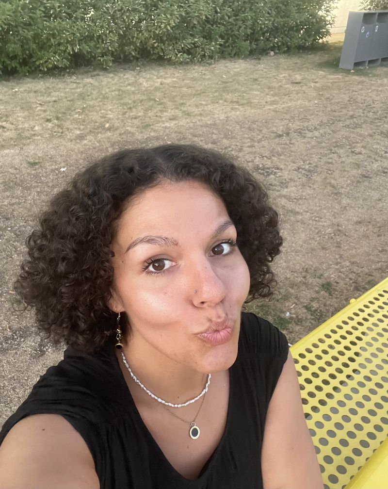Ani, 28