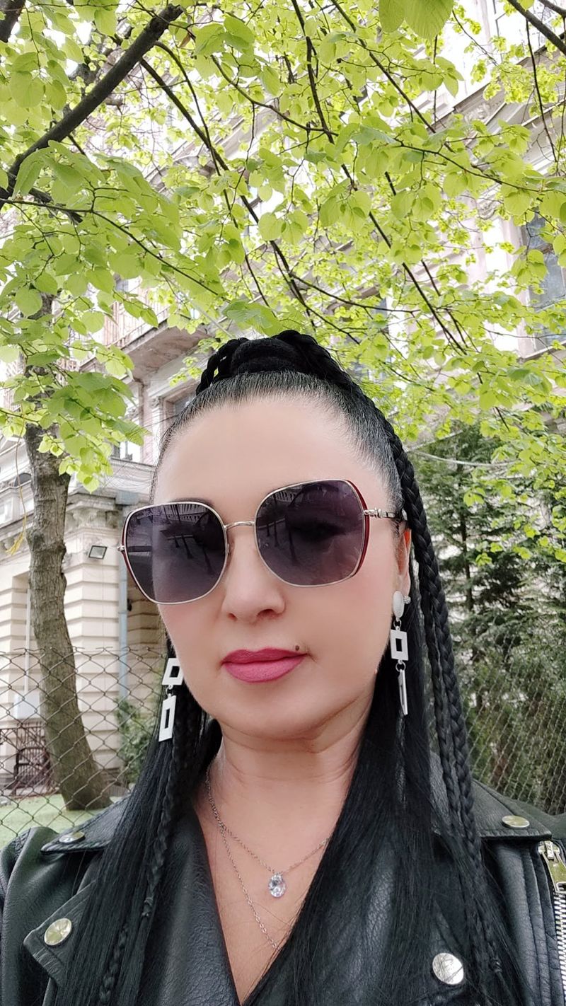 Nelia, 48