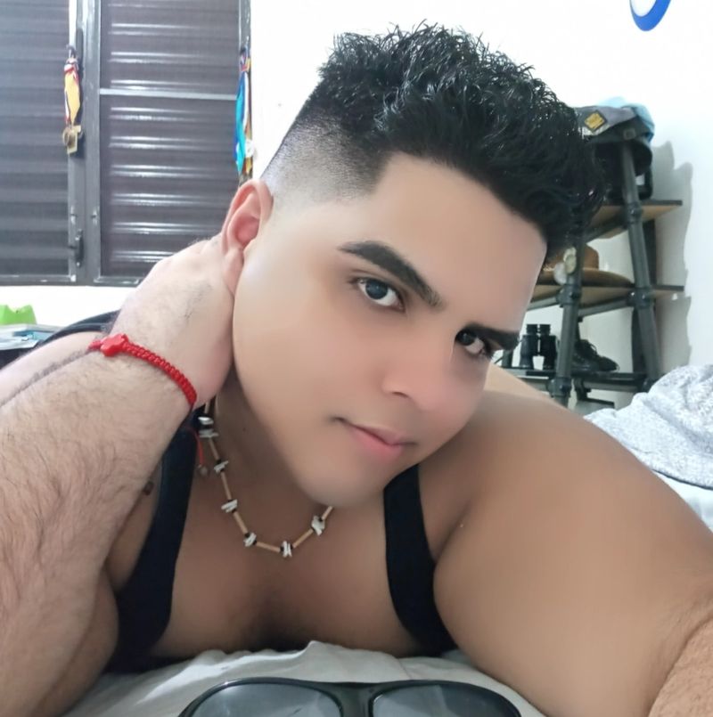 Leo, 25