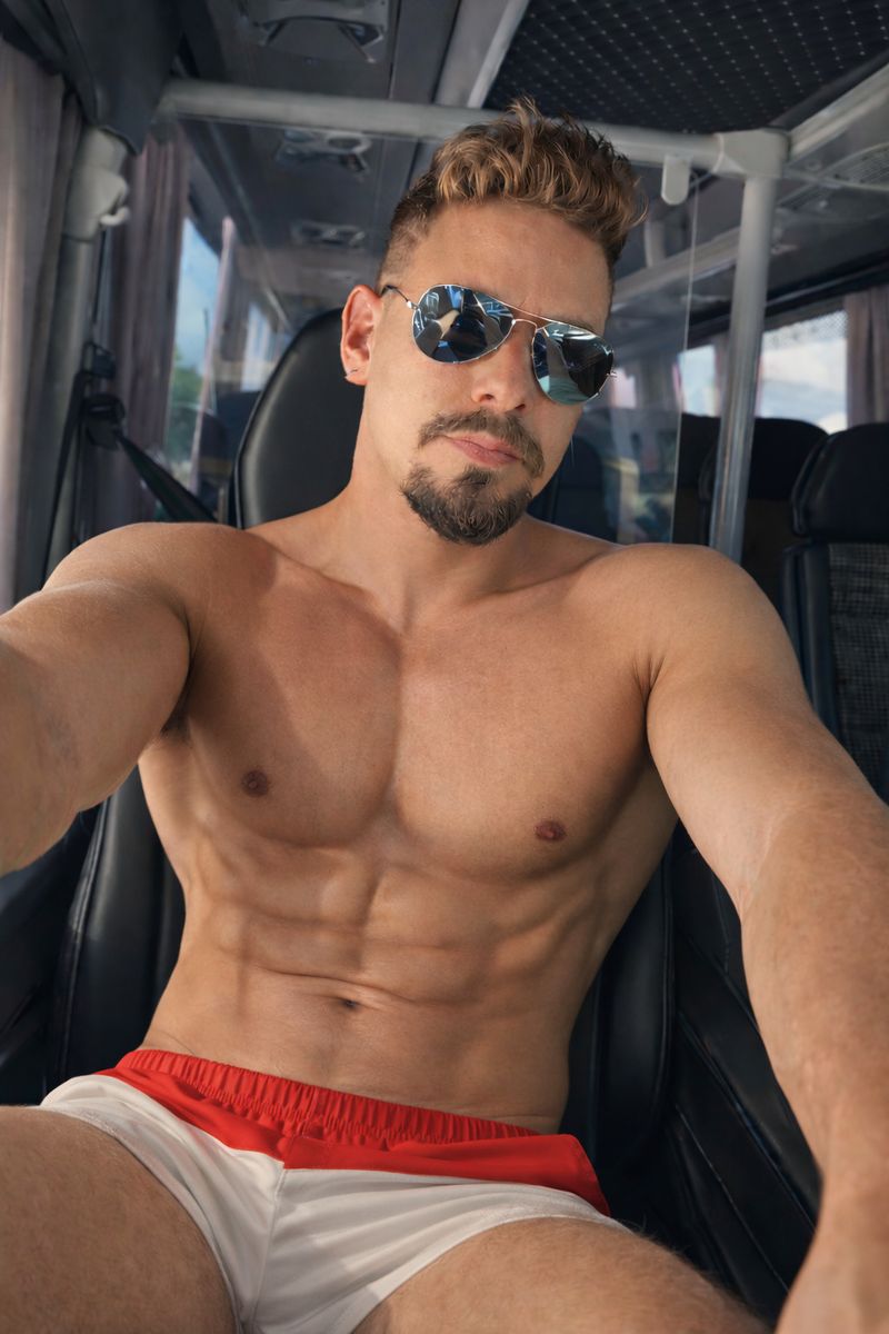Daniel, 32