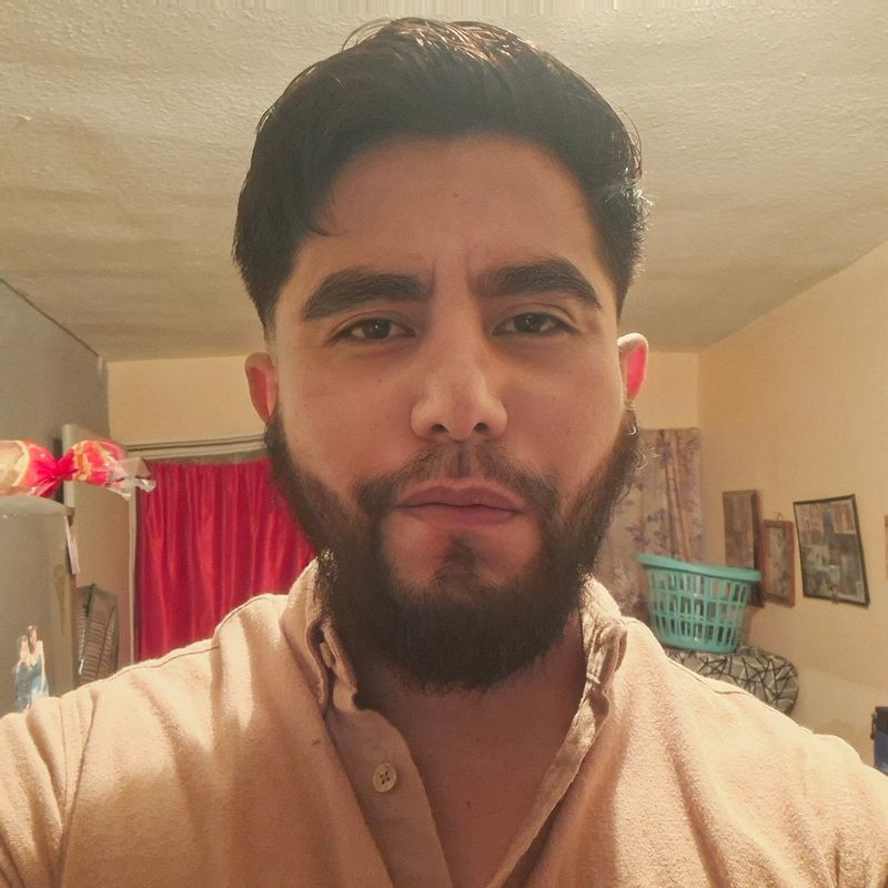 Carlos, 32